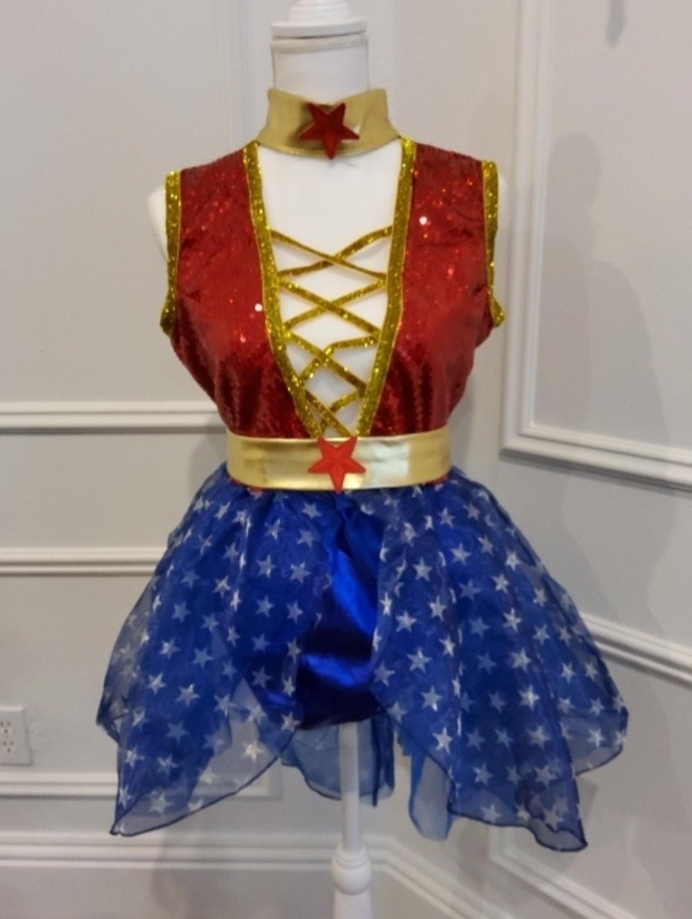 Wonder Woman Deluxe Superhero Costume & Cape